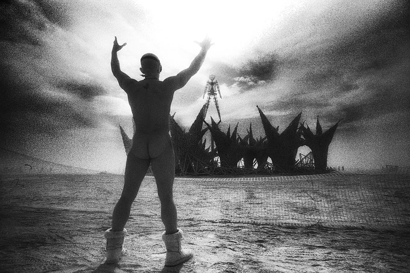 乌托邦之五（Utopia V）火人节，2009，第 23 张，田城黑白红外摄影